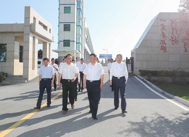 8月18日至21日，中共中央总书记、国家主席、中央军委主席习近平在安徽省考察。这是18日下午，习近平在阜阳市阜南县王家坝闸考察，了解安徽省防汛工作及王家坝开闸分洪情况。