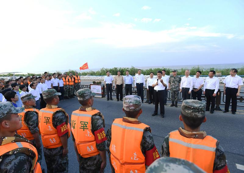 8月18日至21日，中共中央总书记、国家主席、中央军委主席习近平在安徽省考察。这是19日下午，习近平在合肥市肥东县十八联圩生态湿地蓄洪区巢湖大堤上，亲切看望慰问在防汛抗洪救灾斗争中牺牲同志的家属、防汛抗洪一线人员、先进典型代表和参加抗洪抢险的部队官兵。